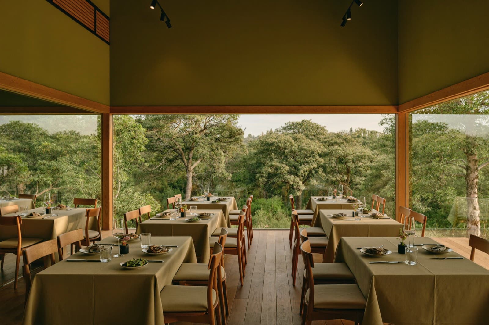 Minimalist Bambua dining room with organic table settings